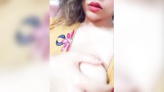 مراهقة عراقية تستعرض نهودها – مشاهدة سكس عربي كامل